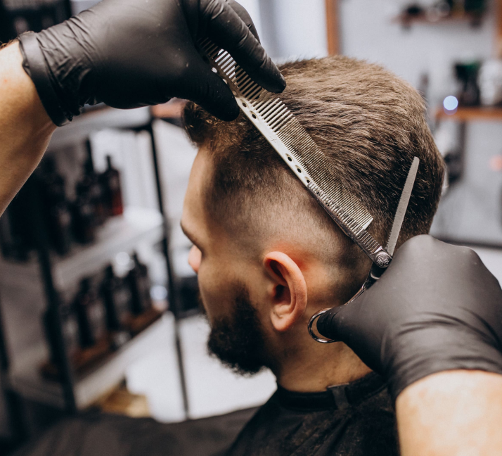 Corte de cabelo detalhado
