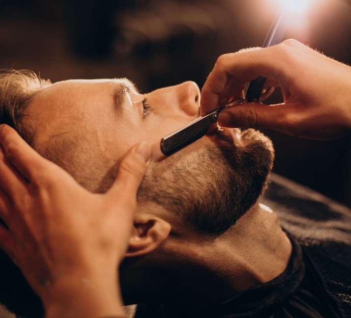 Acabamento de barba na navalha